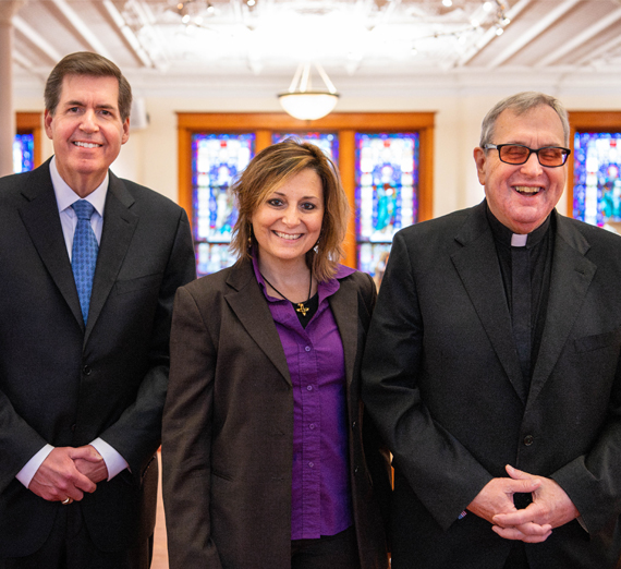 Kristin Deasy frente a la Gran Muralla China